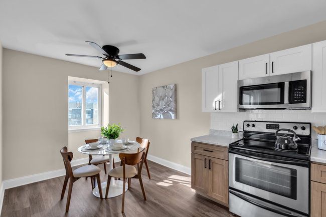 Dining area with open space at Town Bank Manor