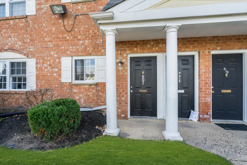 Exterior view of Town Bank Manor apartments