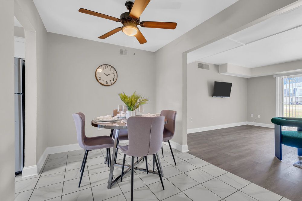 Dining area with open space at Town Bank Manor