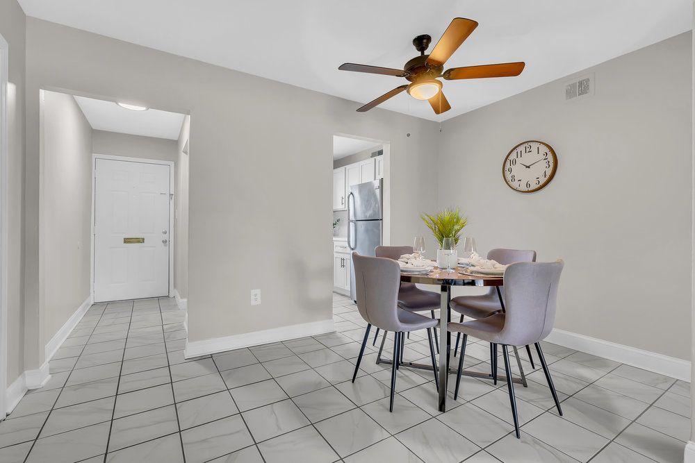 Dining area with open space at Town Bank Manor