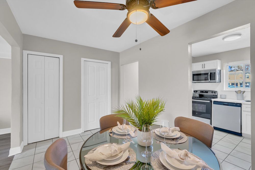 Dining area with open space at Town Bank Manor
