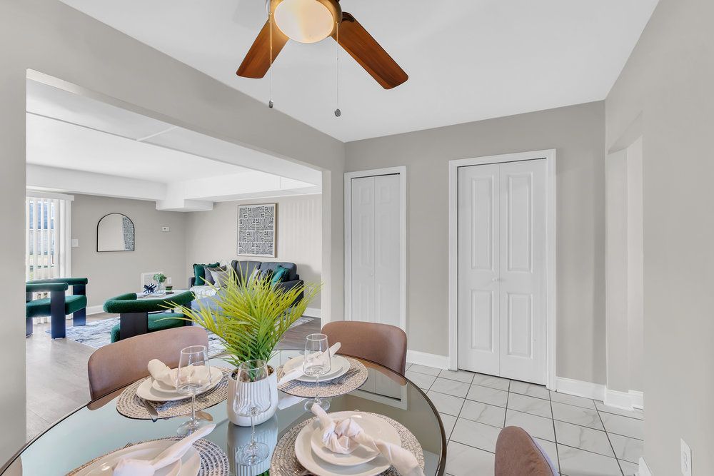 Dining area with open space at Town Bank Manor