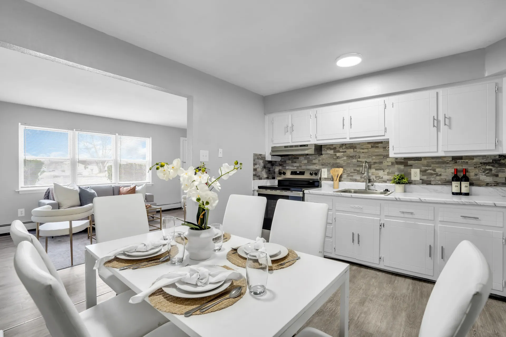 Open-concept kitchen and dining area at Town Bank Manor Apartments in Town Bank, NJ