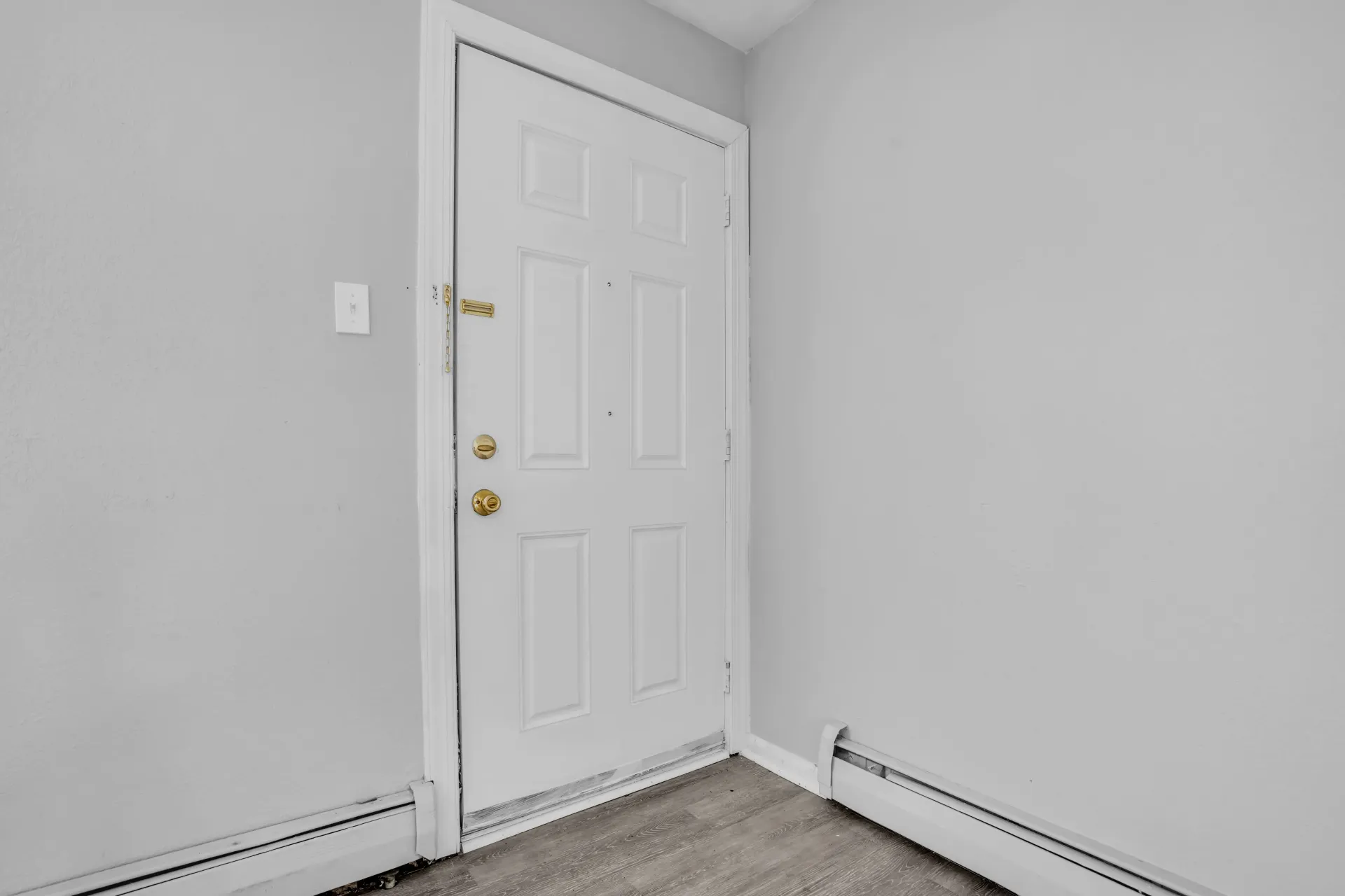 Apartment entryway with white door at Town Bank Manor Apartments in Town Bank, NJ