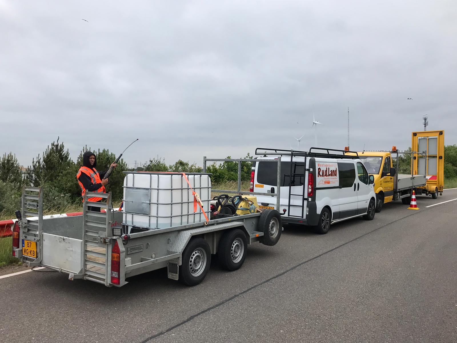 Wij zijn een allround bedrijf en ook actief in het reinigen van wegmeubilair zoals het wassen van vangrails, bermplanken, palen en ANWB borden, wij werken voor diverse gemeenten en havenbedrijven. Wegmeubilair spelen een belangrijke rol bij de verkeersveiligheid, Daarom is onderhoud aan het bestaande wegmeubilair ontzettend belangrijk. Voor het reinigen van wegmeubilair maken we gebruik van milieuvriendelijke schoonmaakmiddelen.  Het wegmeubilair is na afloop weer schoon en kan zijn functie vervullen.