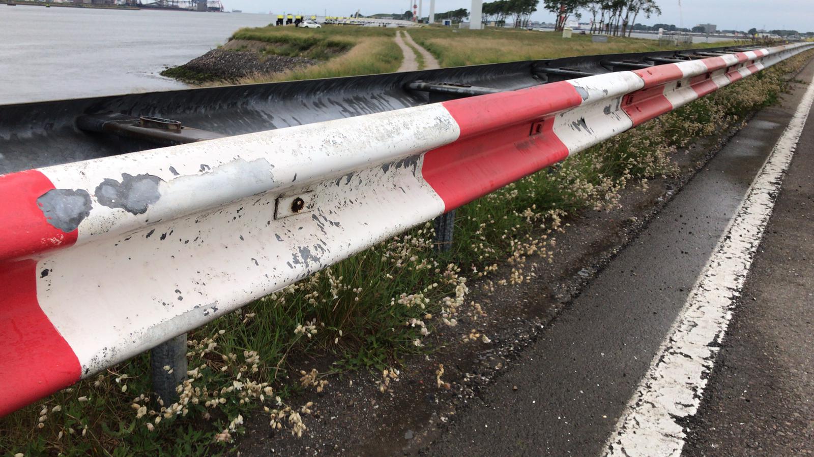 Wij zijn een allround bedrijf en ook actief in het reinigen van wegmeubilair zoals het wassen van vangrails, bermplanken, palen en ANWB borden, wij werken voor diverse gemeenten en havenbedrijven. Wegmeubilair spelen een belangrijke rol bij de verkeersveiligheid, Daarom is onderhoud aan het bestaande wegmeubilair ontzettend belangrijk. Voor het reinigen van wegmeubilair maken we gebruik van milieuvriendelijke schoonmaakmiddelen.  Het wegmeubilair is na afloop weer schoon en kan zijn functie vervullen.