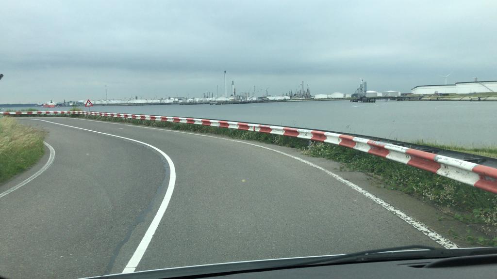 Wij zijn een allround bedrijf en ook actief in het reinigen van wegmeubilair zoals het wassen van vangrails, bermplanken, palen en ANWB borden, wij werken voor diverse gemeenten en havenbedrijven. Wegmeubilair spelen een belangrijke rol bij de verkeersveiligheid, Daarom is onderhoud aan het bestaande wegmeubilair ontzettend belangrijk. Voor het reinigen van wegmeubilair maken we gebruik van milieuvriendelijke schoonmaakmiddelen.  Het wegmeubilair is na afloop weer schoon en kan zijn functie vervullen.