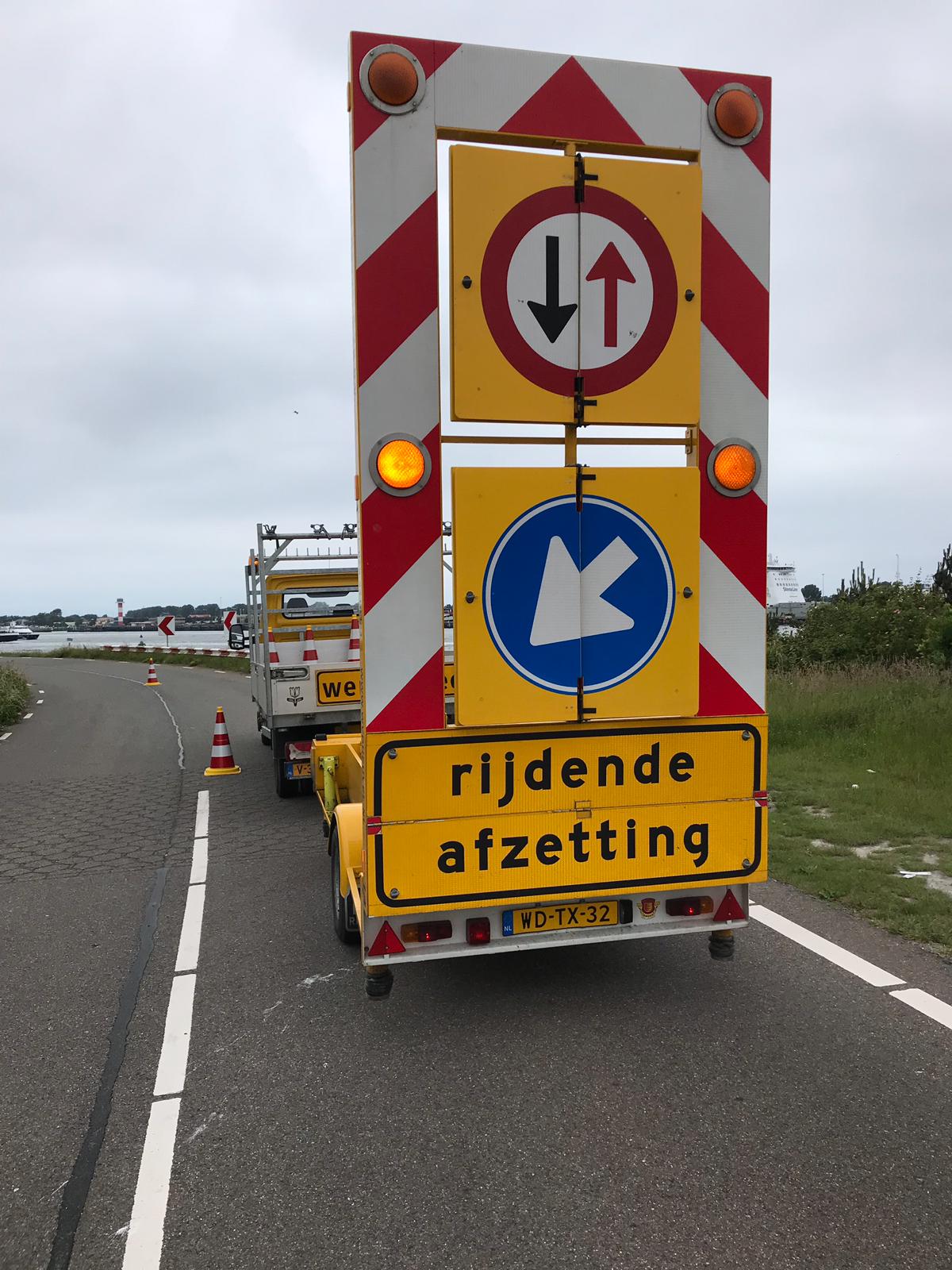 Wij zijn een allround bedrijf en ook actief in het reinigen van wegmeubilair zoals het wassen van vangrails, bermplanken, palen en ANWB borden, wij werken voor diverse gemeenten en havenbedrijven. Wegmeubilair spelen een belangrijke rol bij de verkeersveiligheid, Daarom is onderhoud aan het bestaande wegmeubilair ontzettend belangrijk. Voor het reinigen van wegmeubilair maken we gebruik van milieuvriendelijke schoonmaakmiddelen.  Het wegmeubilair is na afloop weer schoon en kan zijn functie vervullen.