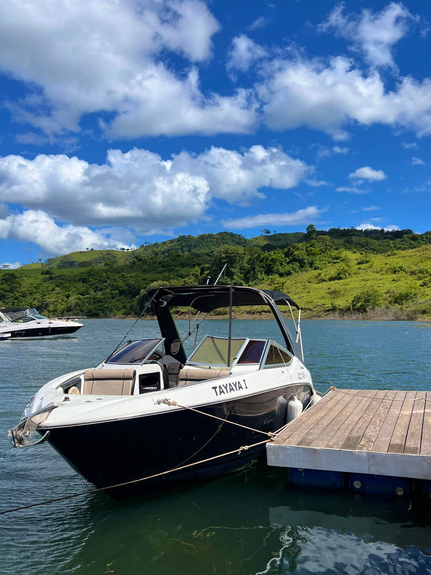 Lancha no pier da marina
