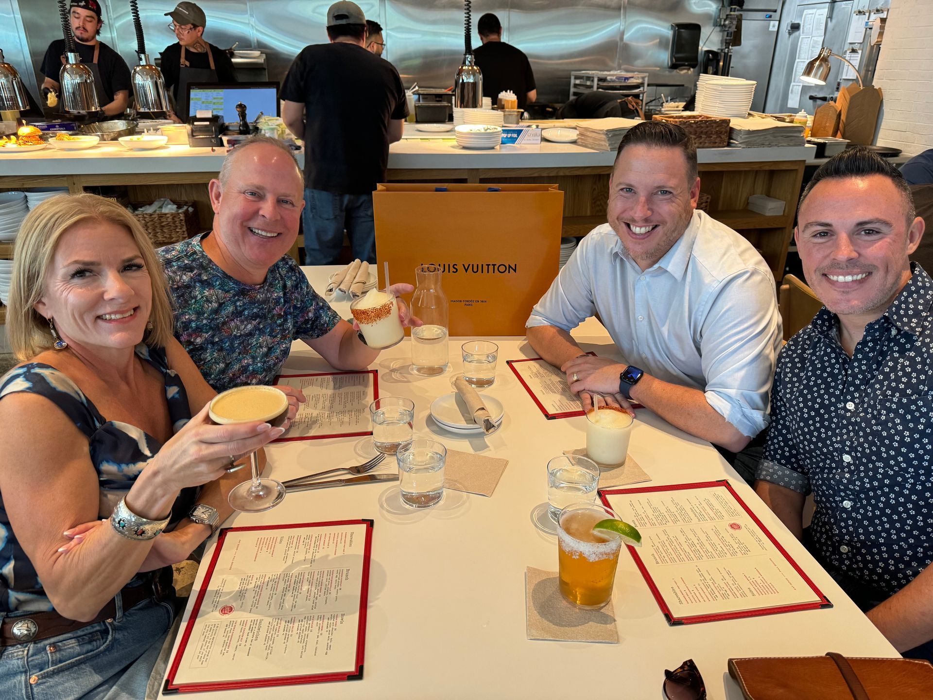 A group of people are sitting at a table in a restaurant.