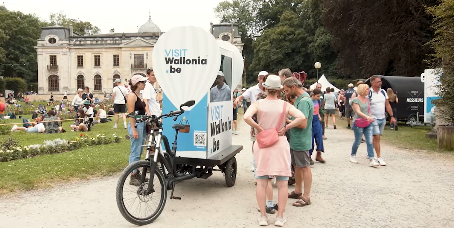 Interaction des vélos EYE SCREEN aux couleurs de VISIT Wallonia avec des clients