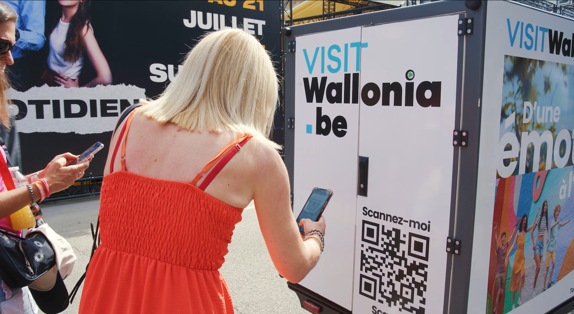 Personnes scannent le QR code des vélos EYE SCREEN VISIT Wallonia