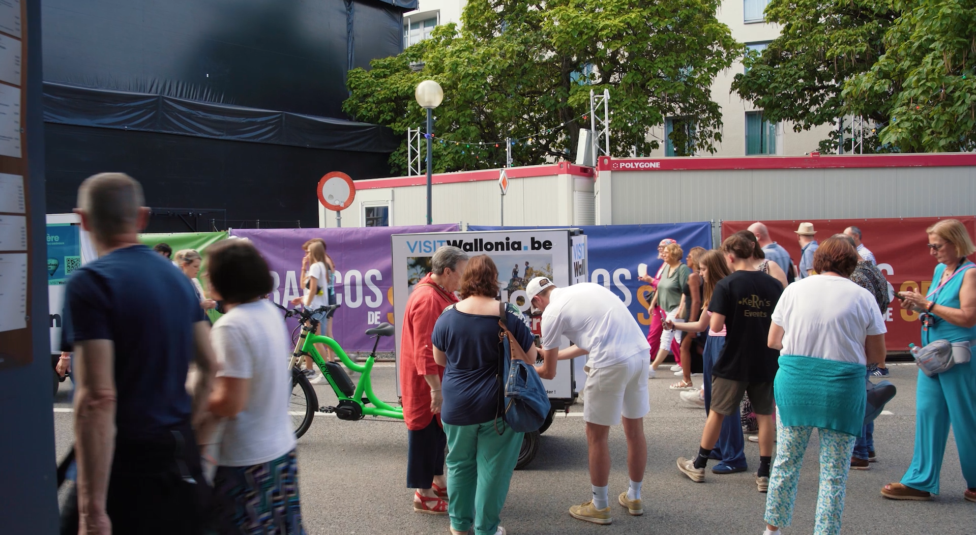 Interaction des gens avec les vélos EYE SCREEN aux couleurs de VISIT Wallonia