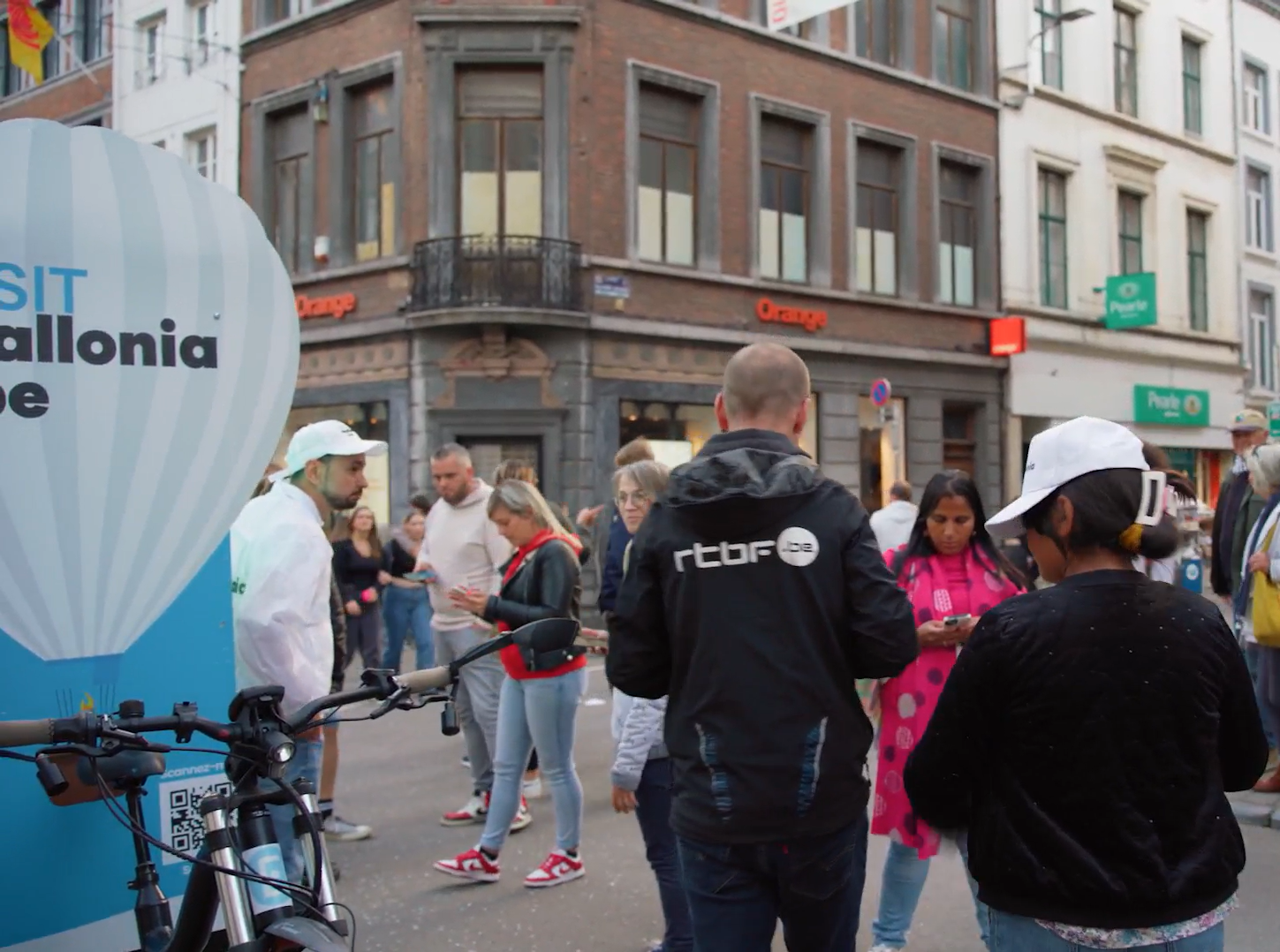 Vélo publicitaire EYE SCREEN aux couleurs de VISIT Wallonia et interaction avec RTBF.