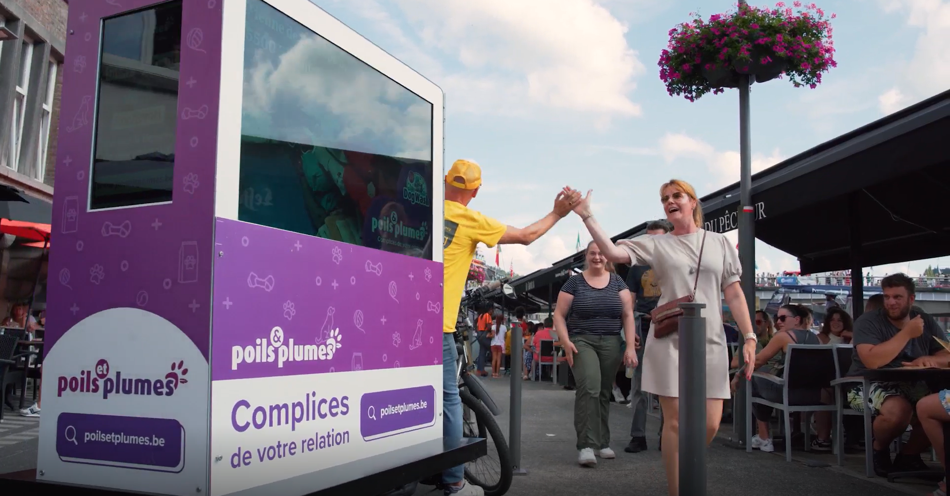 Vélo publicitaire EYE SCREEN en plein dans la foule à Dinant le 15 août aux couleurs de Poils et Plumes.