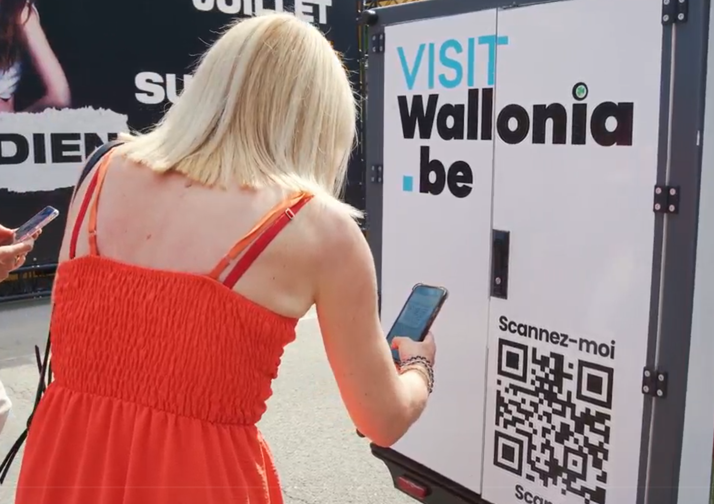 Personne entrain d'interagir avec les vélos publicitaires EYE SCREEN aux couleurs de VISIT Wallonia