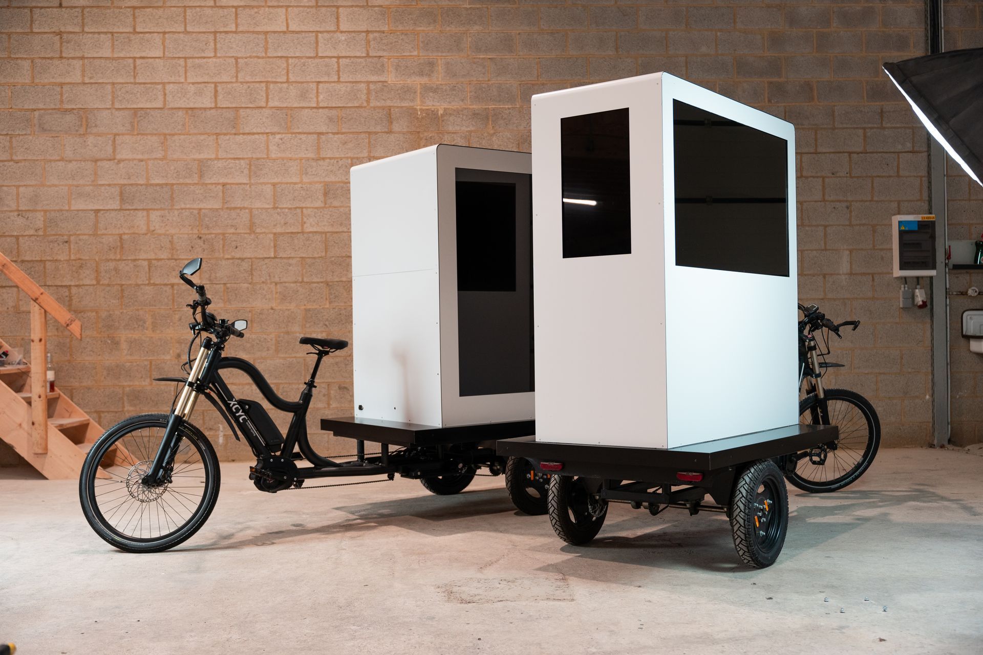 Photo des deux vélos électriques avec écrans LED haute définition EYE SCREEN ! 