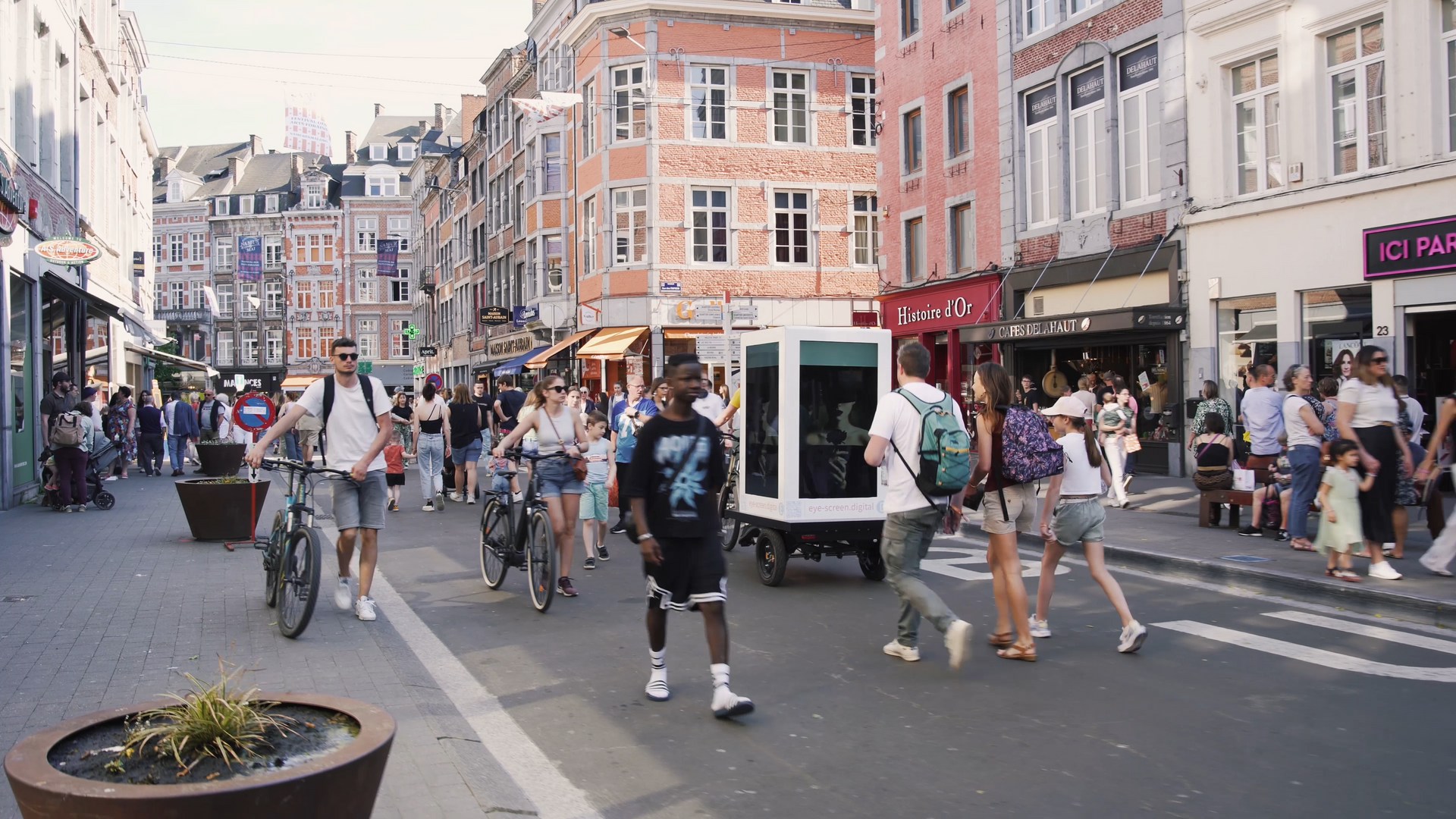 Vélo publicitaire EYE SCREEN en action en plein centre d'une ville lors d'un évènement.