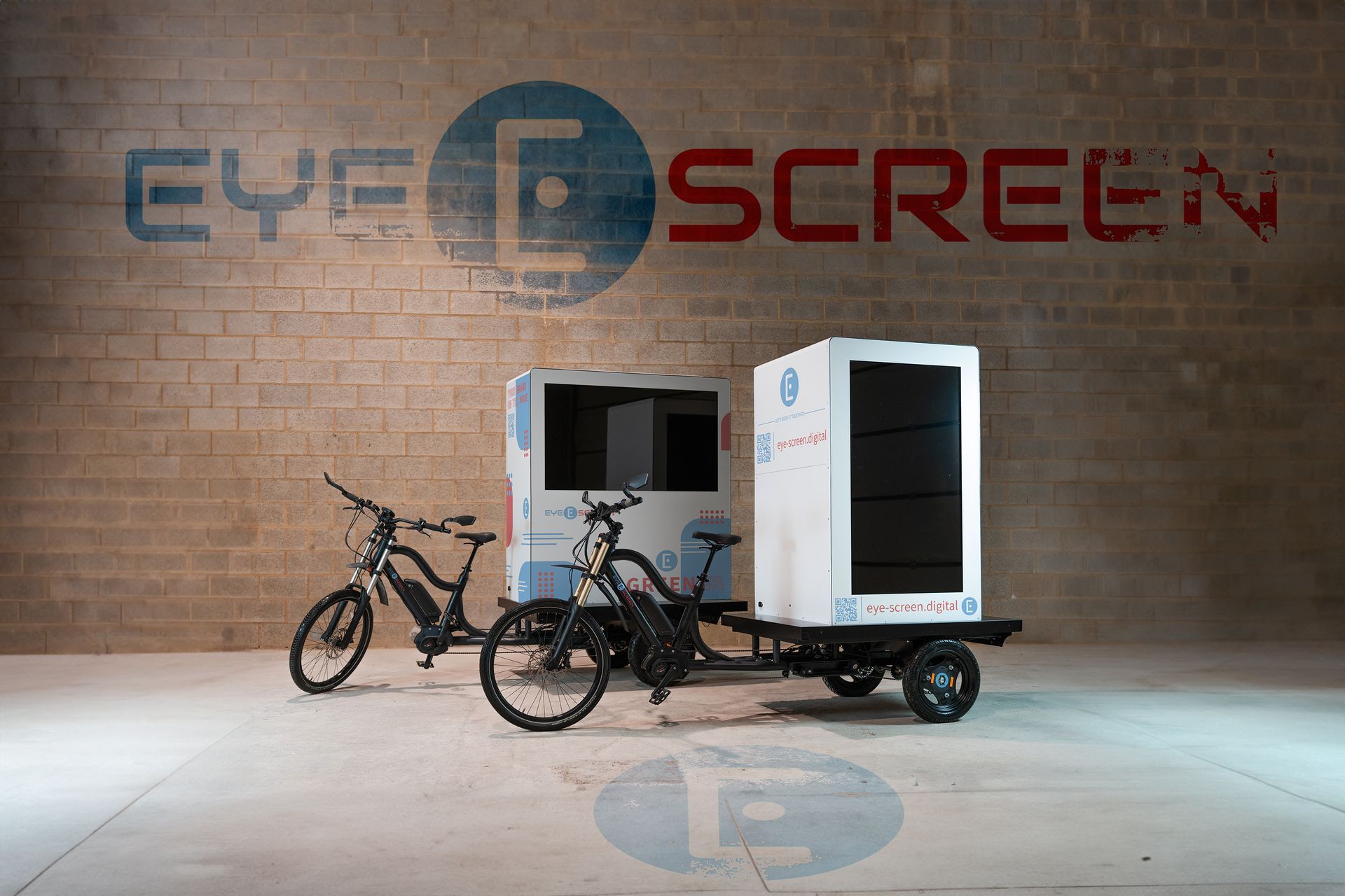 Photo unique des vélos EYE SCREEN lors de leur démonstration ! Nouveau pour le Street Marketing! 