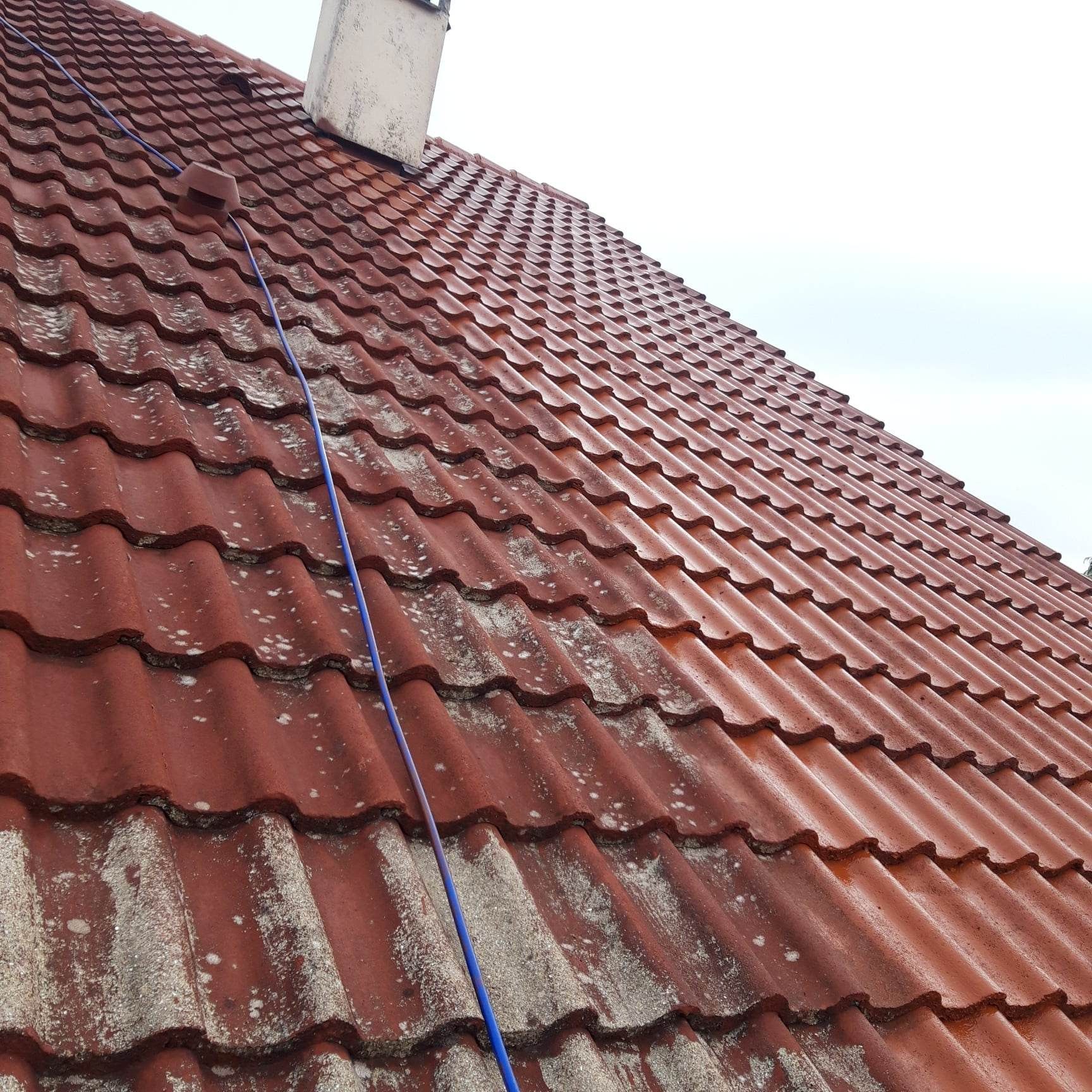 Un toit avec une cheminée et une corde bleue