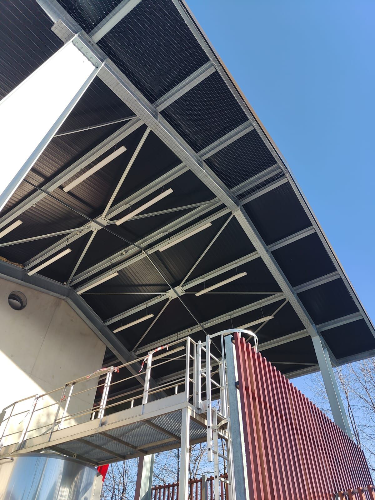 Regardant le toit d'un bâtiment avec un ciel bleu en arrière-plan