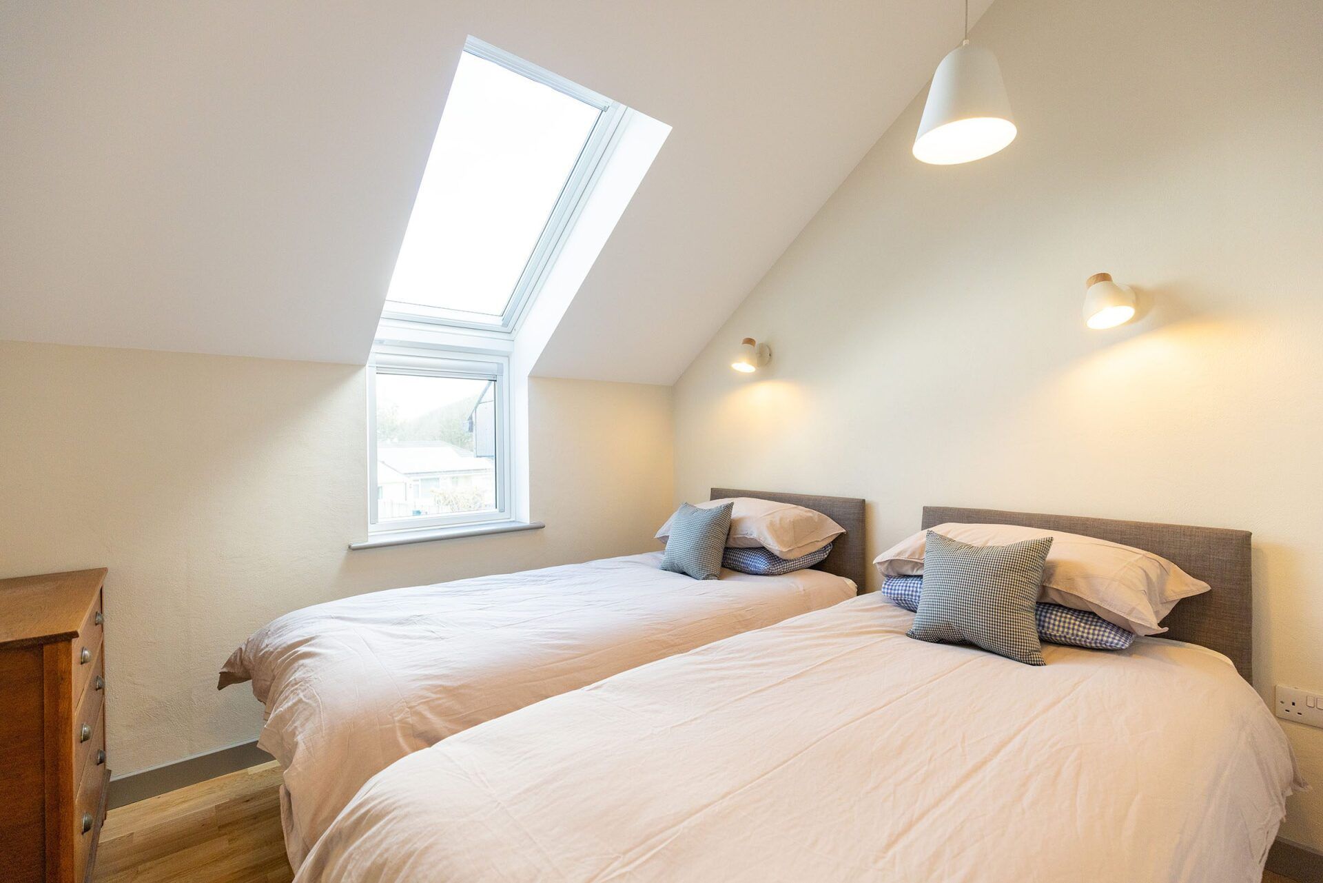 Lowen Cottage - twin bedroom