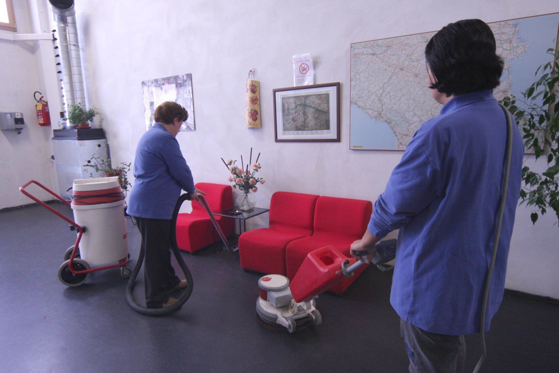 persone che puliscono il pavimento