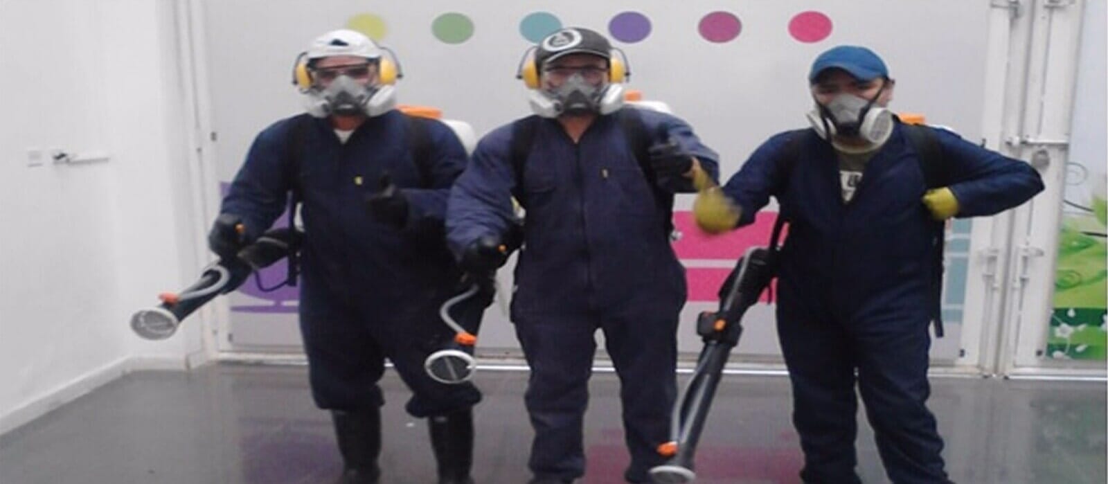 Fumigaciones Suricato hombres con uniformes de fumigación