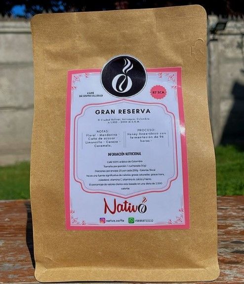 Una bolsa de café gran reserva se encuentra sobre una mesa de madera.