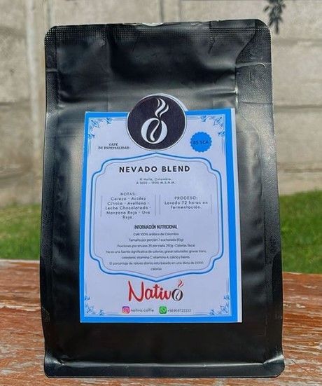 Una bolsa de café Nevado Blend está sobre una mesa de madera.