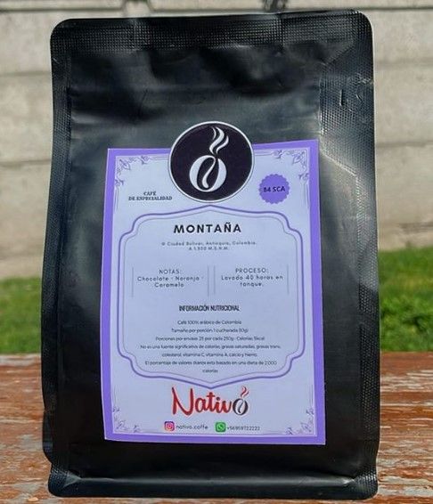 Una bolsa de café nativo se encuentra sobre una mesa de madera.