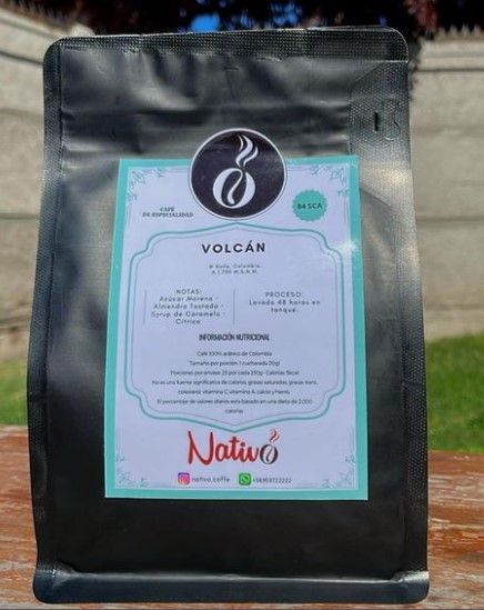 Una bolsa de café nativo de Volcán sobre una mesa de madera.