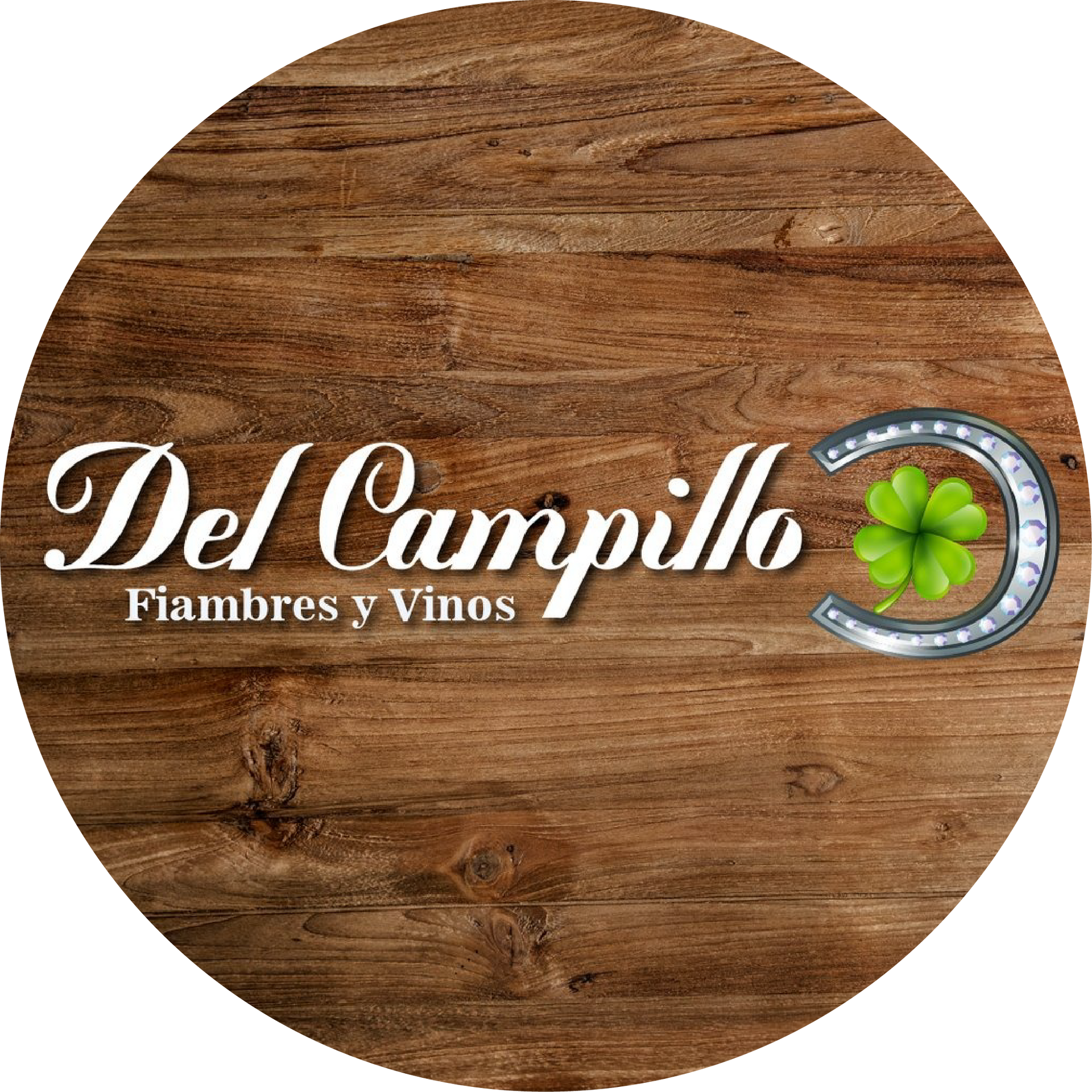 Logotipo: “Del Campillo, Fiambres y Vinos” en tipografía cursiva, con herradura y trébol de cuatro hojas sobre fondo de madera.