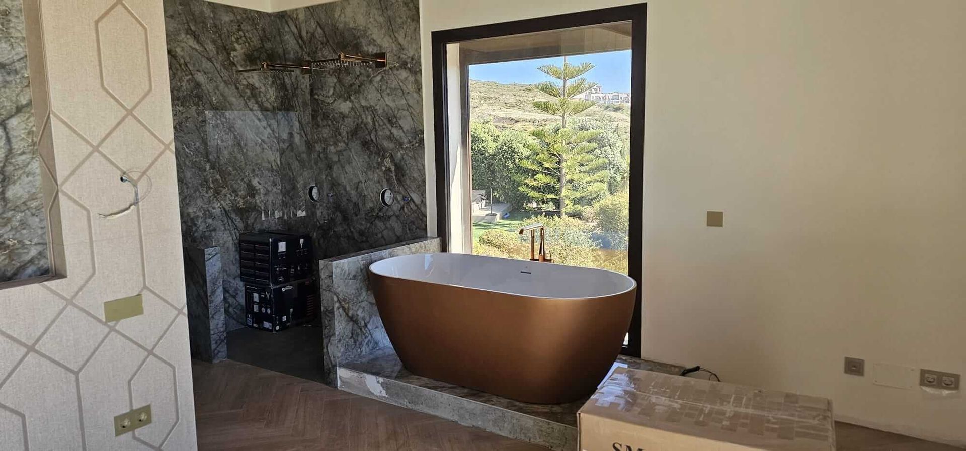 Un baño con bañera y un gran ventanal.