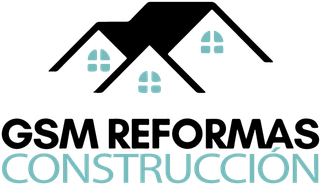 El logotipo de gsm reformas construccion muestra una casa con techo.
