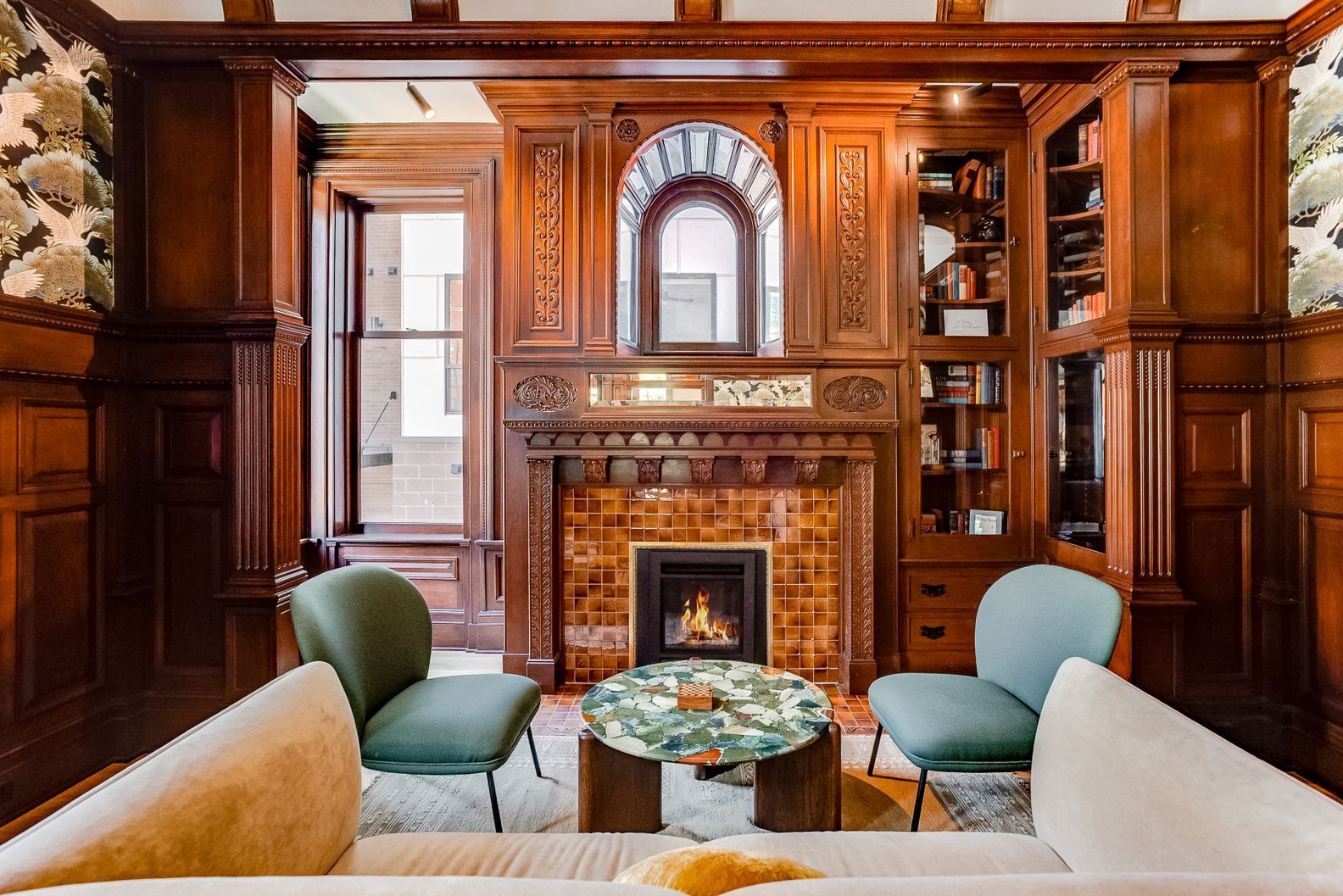 Building entryway seating spot