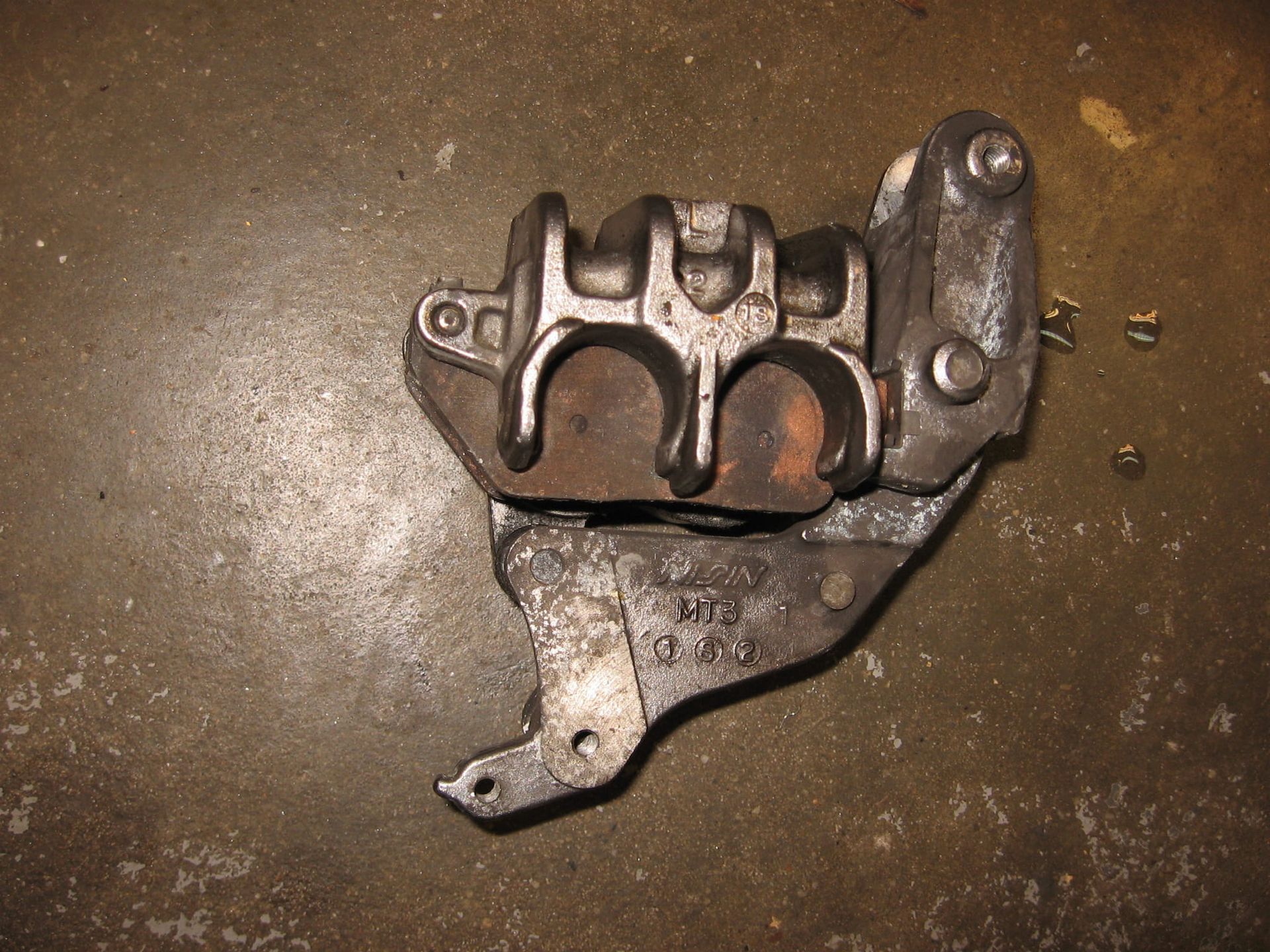 voorremklauw links met steun	St1100 1990-93	45110-mt3-006 ,45101-mt3-006	45100-mt3-006