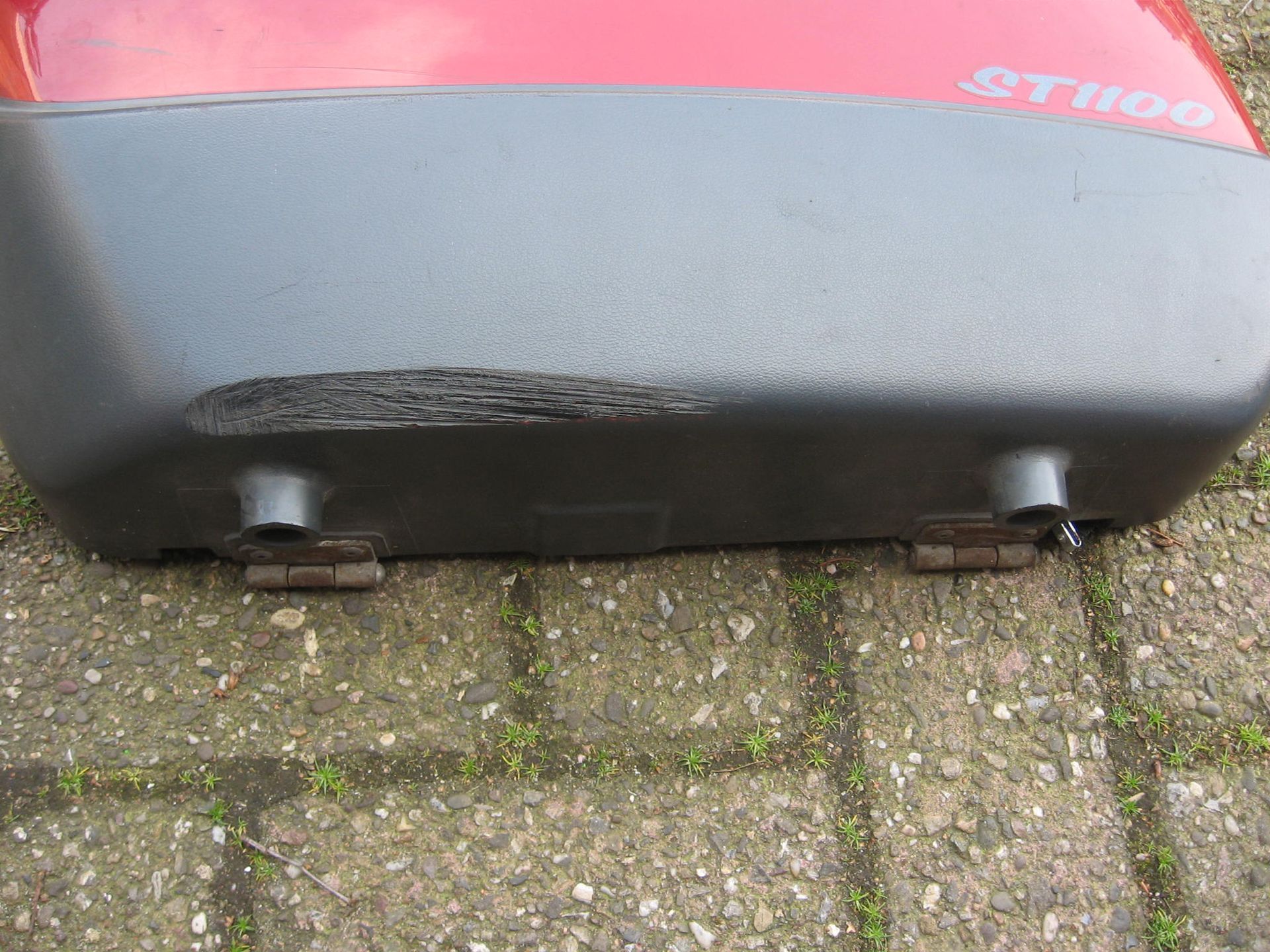 deksel koffer links met scharnieren ,met sluitplaat , 1 bevestiging stiek binnenkant afgebroken // ST1100		81550-maj-	81550-MY3