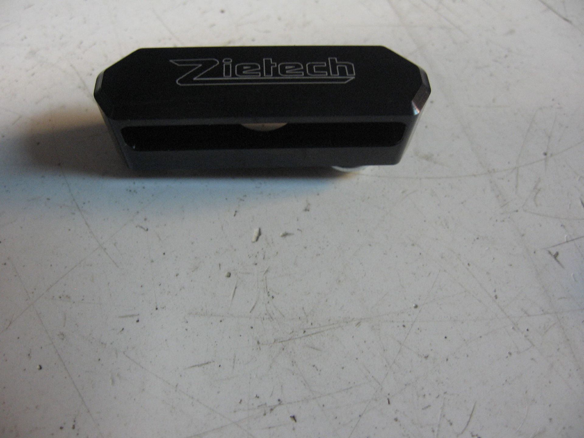 aluminium huis van Zietech met LED kentekenplaat verlichting 256-033	Breed +/- 5 cm