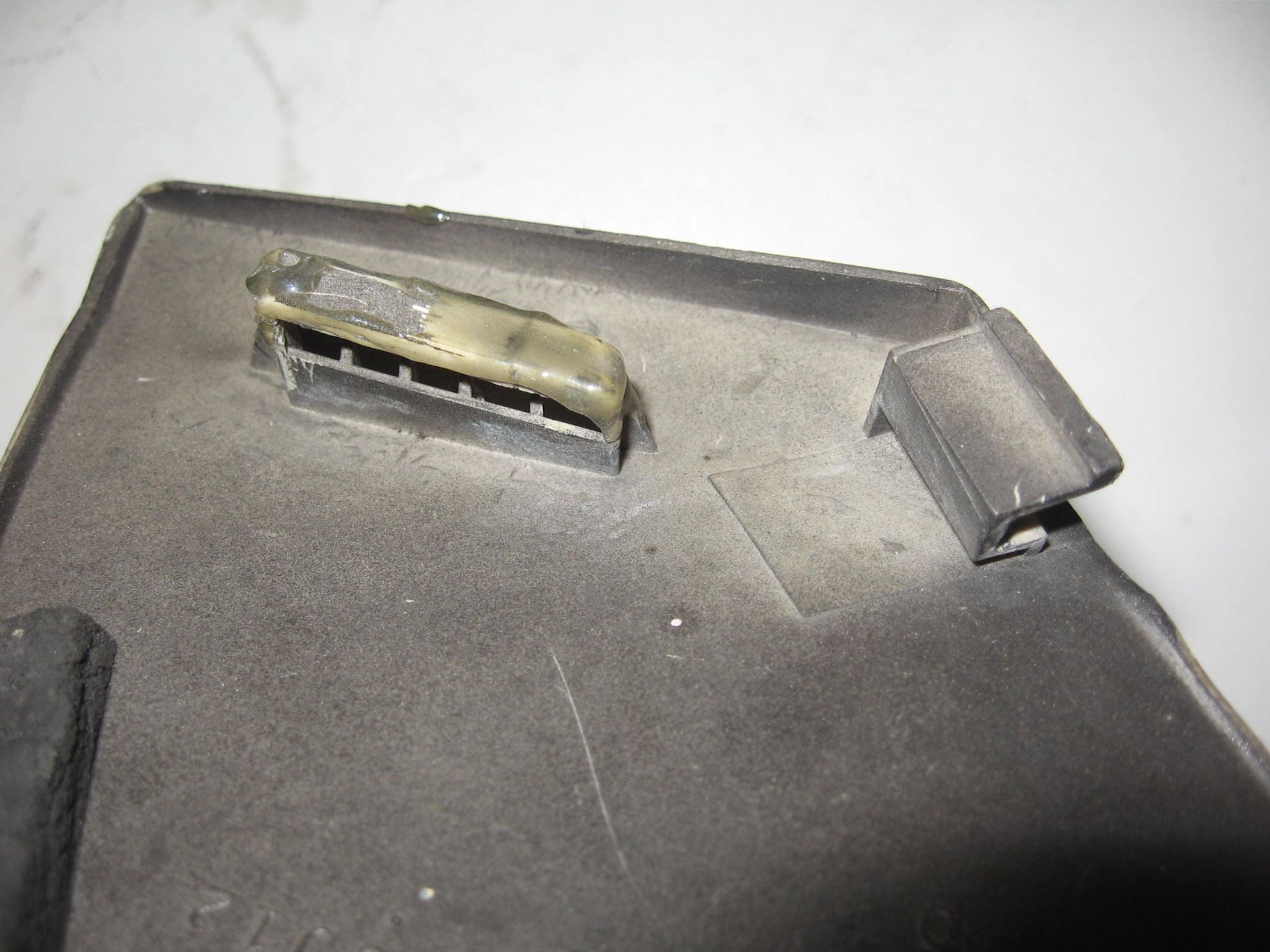 kuipdeel zijkant onder tank links // gpx750r 1988-90 , zx750 f2-4		14024-1344 , bovenste montagepunt gerepareerd