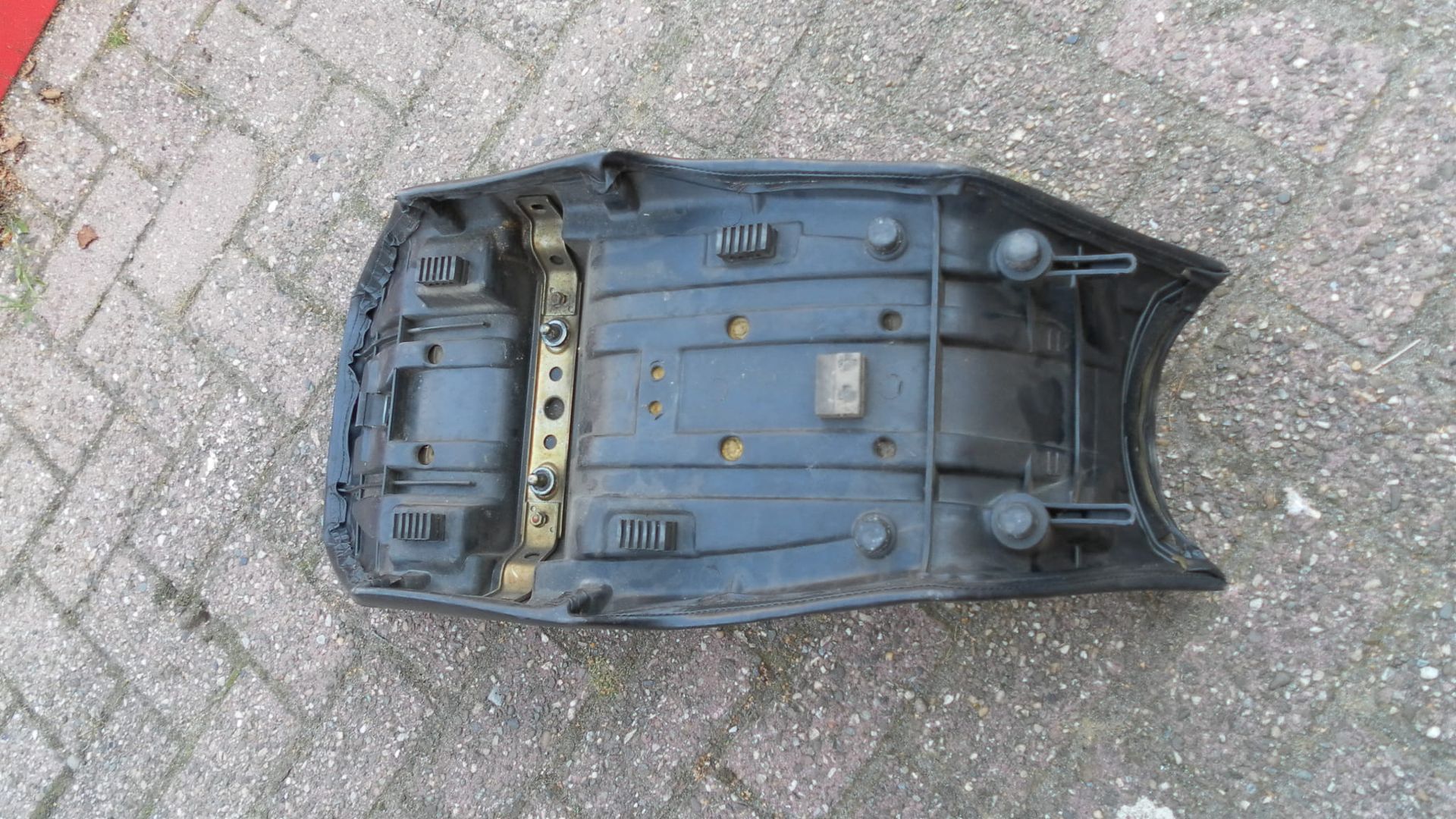 zadel gsx750es/ef 85/86 (kleine gaatjes rechts achter) 45100-31301 45100-31301