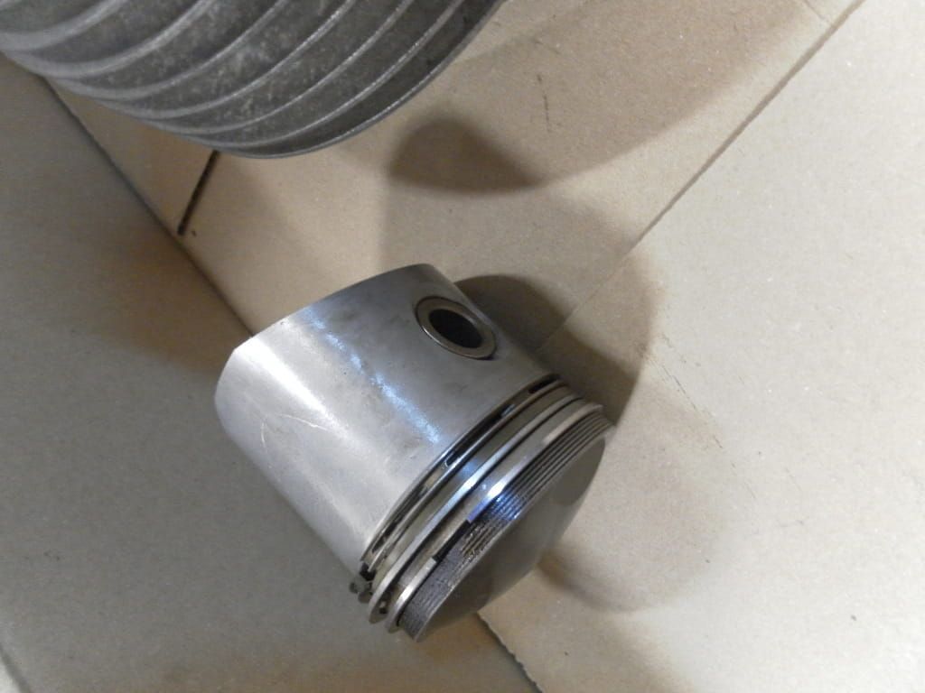 cilinder met zuiger , overmaat 73,96 , 2 koelribben stukje af.  , R60