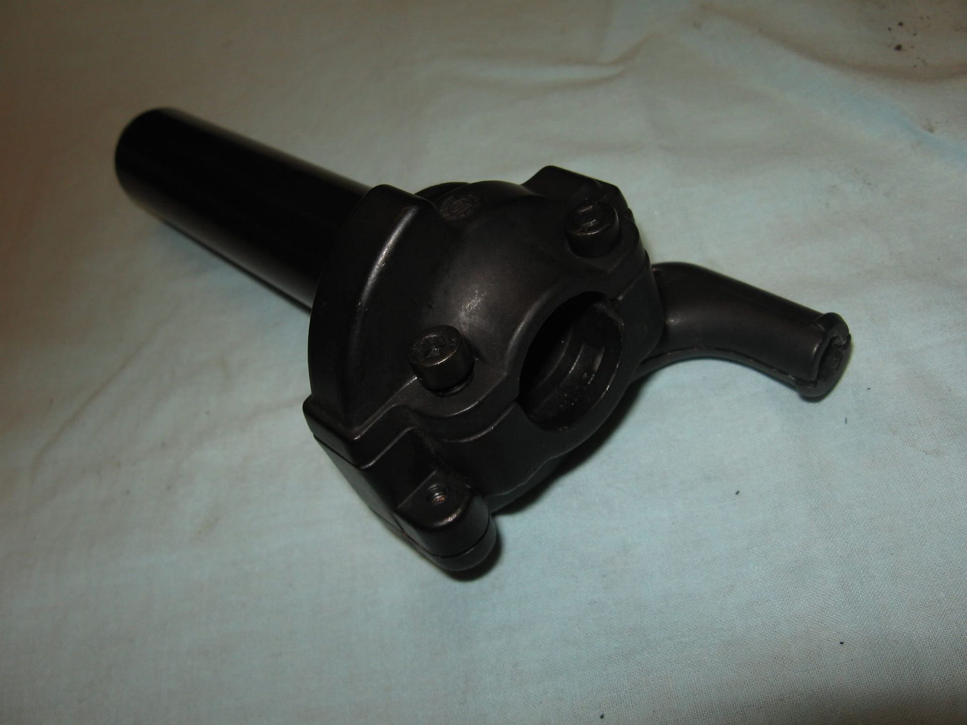 controleren aanwezig : gashandvat voor 22mm stuur ( rubber bij gaskabel ontbreekt)	Tomasselli / domino