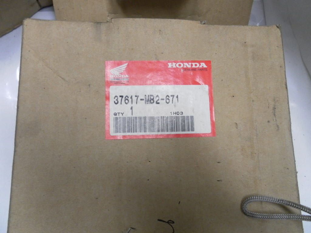 nieuw achterkant tellerhuis 	vf750fd	oem	37617-MB2-671