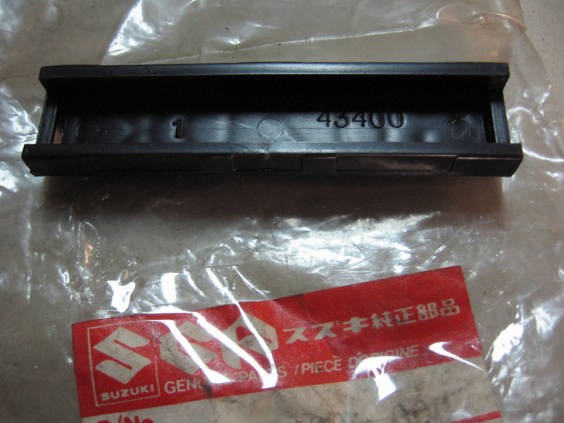 embleem zwart in kap balhoofd – gsx550e 83-86		oem		68281-43400