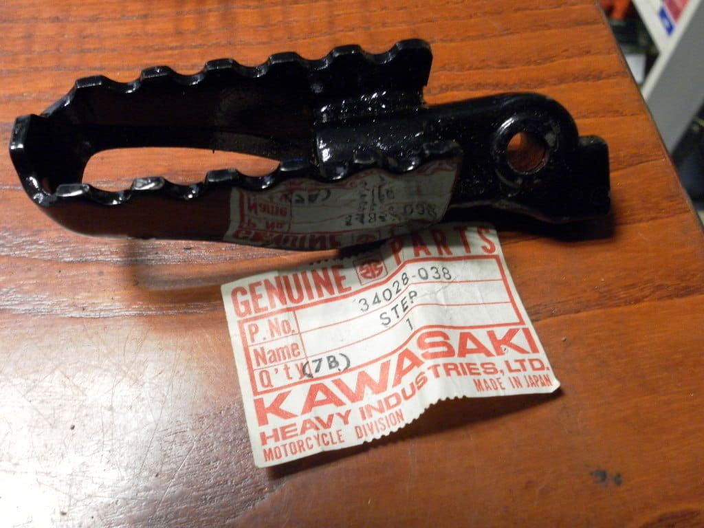 Voetsteun , rechts voor , lichte lakschade		oem		34028-038