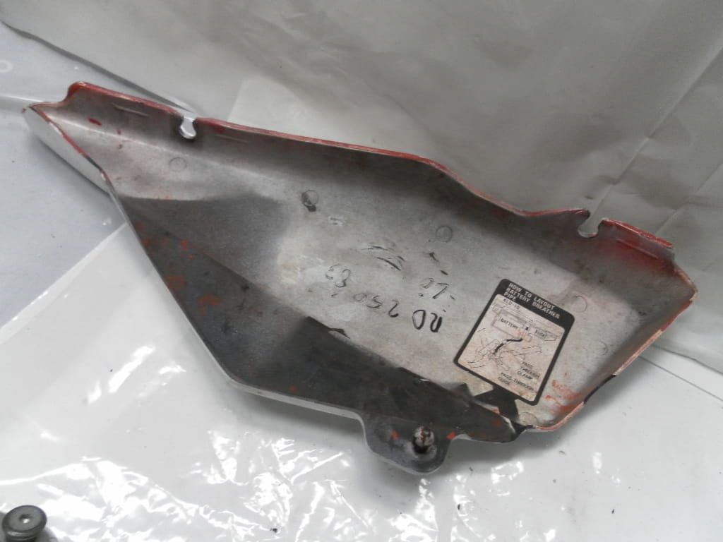 zijkap links ( scheurtje aan voorkant	Rd250 1983	4L0-21711