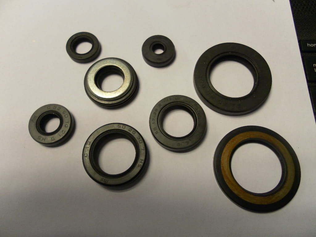 8 seals voor xt550 82-83 , xt600z 84 , xt600l 84-85