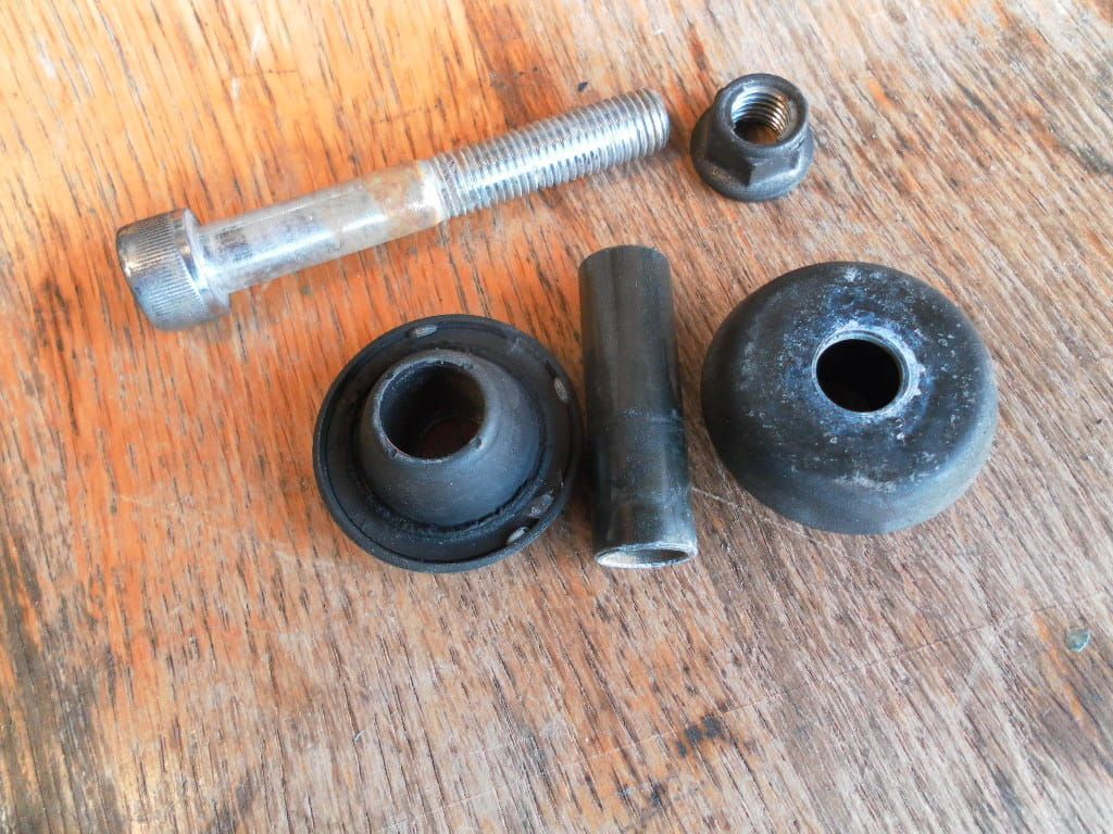 Set 4x handle holder rubbers ,met bus en bout 	56240-42A00  (1)