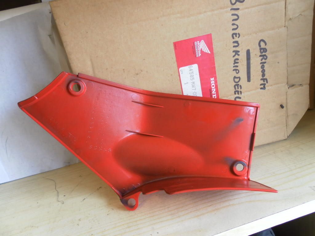 right inner pannel cowl cbr1000f 1991 nOS , lichte transport sporen oem 64585-mw7-000za